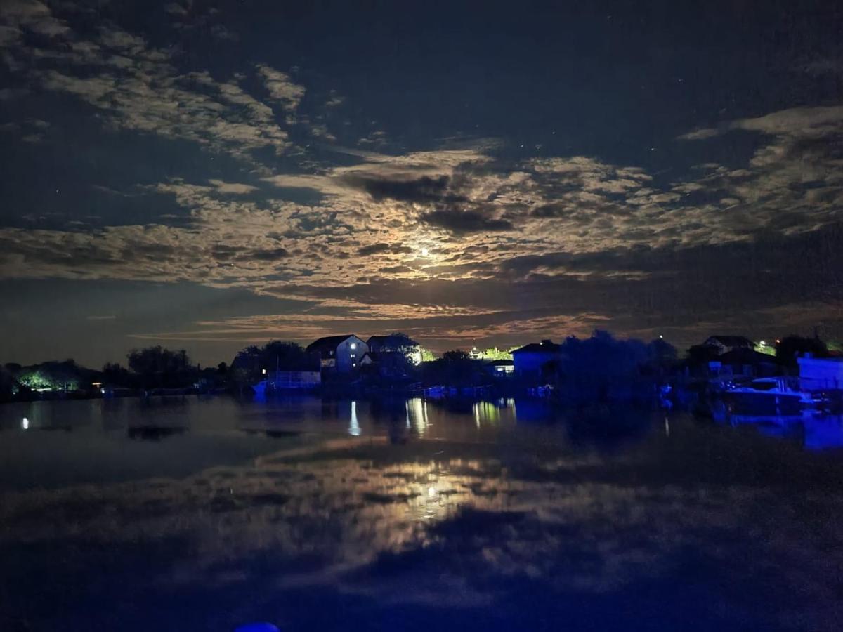 Hotel Plutitor Casa Pescarilor Sulina سولينا المظهر الخارجي الصورة